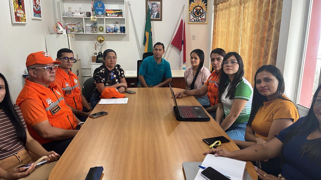 Equipes da Coordenadoria Estadual de Proteção e Defesa Civil do Pará realizam entrega de cestas básicas, kits de higiene e dormitório às famílias atingidas pelo incêndio urbano no município de São Sebastião da Boa Vista, no Marajó — 03/06/2026.