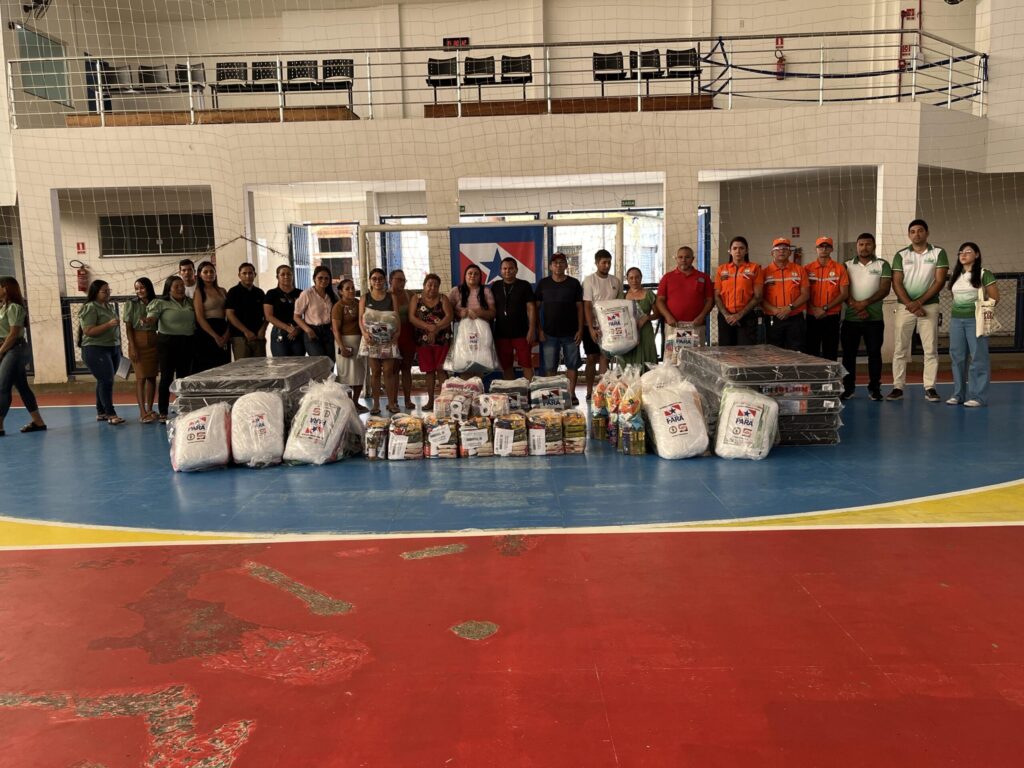 Equipes da Coordenadoria Estadual de Proteção e Defesa Civil do Pará realizam entrega de cestas básicas, kits de higiene e dormitório às famílias atingidas pelo incêndio urbano no município de São Sebastião da Boa Vista, no Marajó — 03/06/2026.